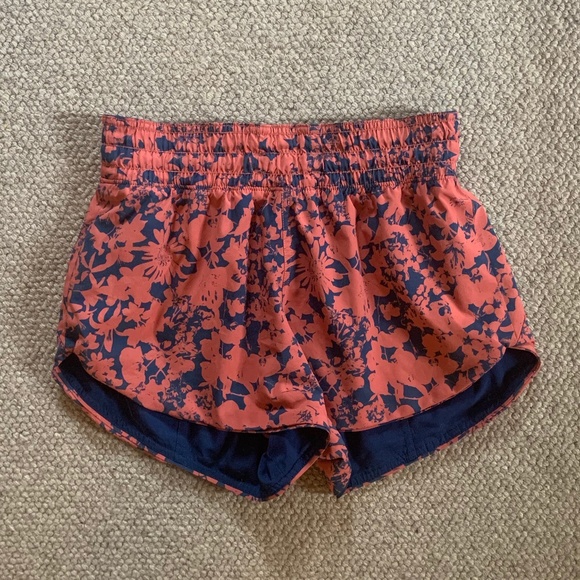 Lululemon Reversible Shorts Size 4 - Picture 2 of 5